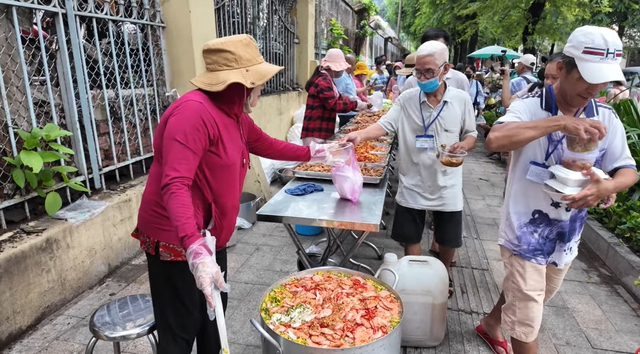 Người đàn ông ở TP.HCM trúng số đưa 100 triệu cho bếp cơm từ thiện: “Đừng nói tên, hết tiền thì nói Người đàn ông ở TP.HCM trúng số đưa 100 triệu cho bếp cơm từ thiện: “Đừng nói tên, hết tiền thì nói