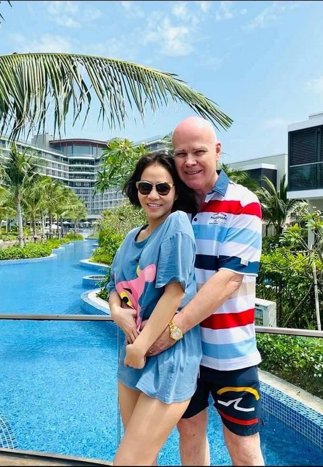 Nữ ca sĩ Việt lấy chồng tỷ phú: Chỉ đi hát cho vui, mới gặp đã bị giục kết hôn, sắm đồ hiệu mỏi tay- Ảnh 7. Nữ ca sĩ Việt lấy chồng tỷ phú: Chỉ đi hát cho vui, mới gặp đã bị giục kết hôn, sắm đồ hiệu mỏi tay- Ảnh 7.