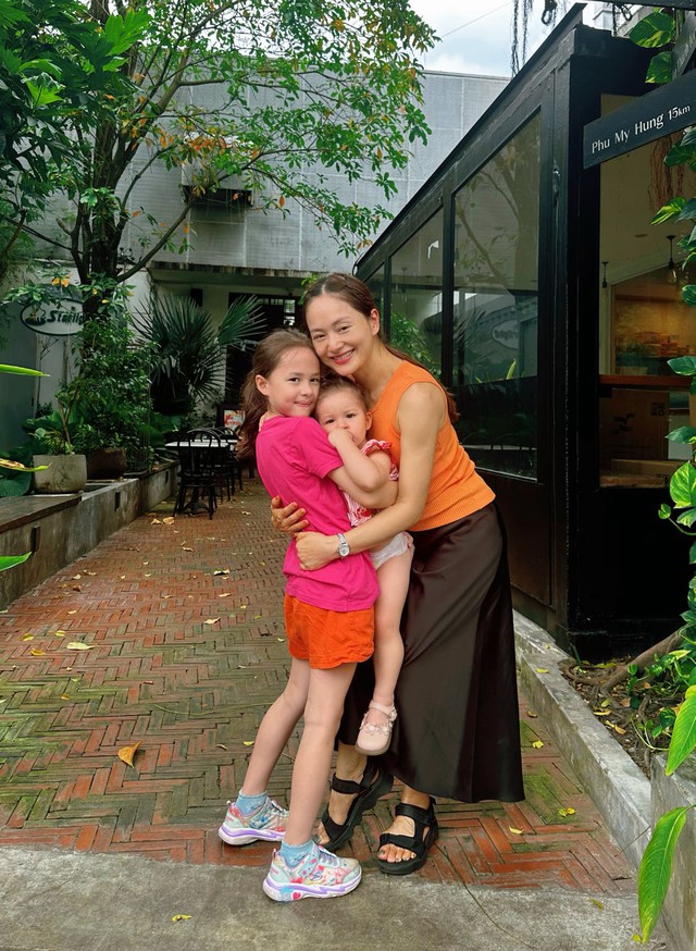 Lan Phương lên tiếng trước nghi vấn ngăn cản chồng cũ đến thăm con
- Ảnh 1. Lan Phương lên tiếng trước nghi vấn ngăn cản chồng cũ đến thăm con
- Ảnh 1.
