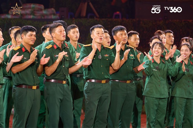 Hòa Minzy, Chi Pu bất ngờ khi Thiếu tá Bùi Trung Kiên hát "Vì nhân dân quên mình"- Ảnh 5.