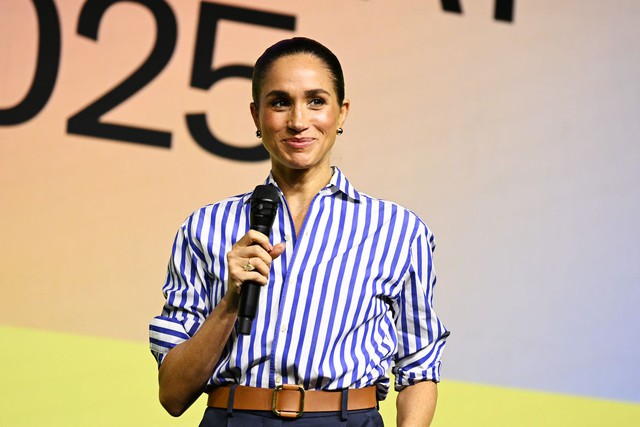 Meghan lại diện áo kẻ sọc rồi!- Ảnh 4.