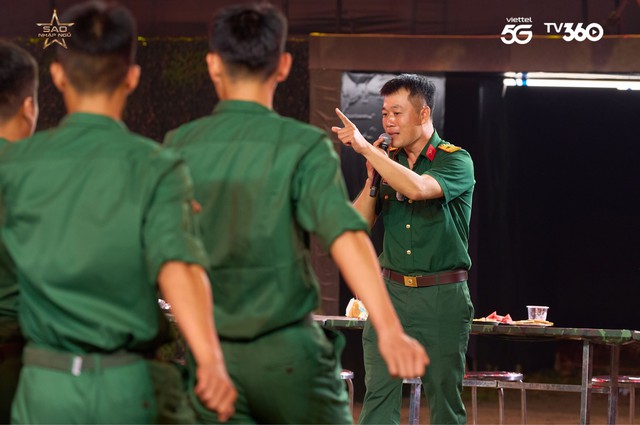 Hòa Minzy, Chi Pu bất ngờ khi Thiếu tá Bùi Trung Kiên hát "Vì nhân dân quên mình"- Ảnh 2.