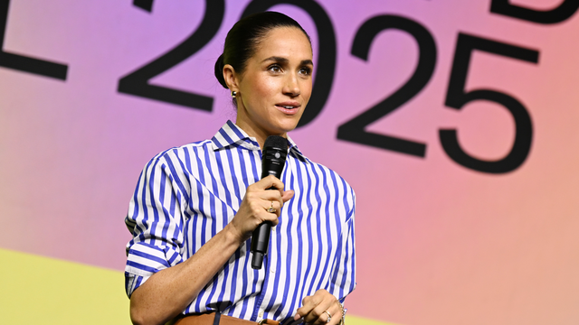 Meghan lại diện áo kẻ sọc rồi!- Ảnh 1.