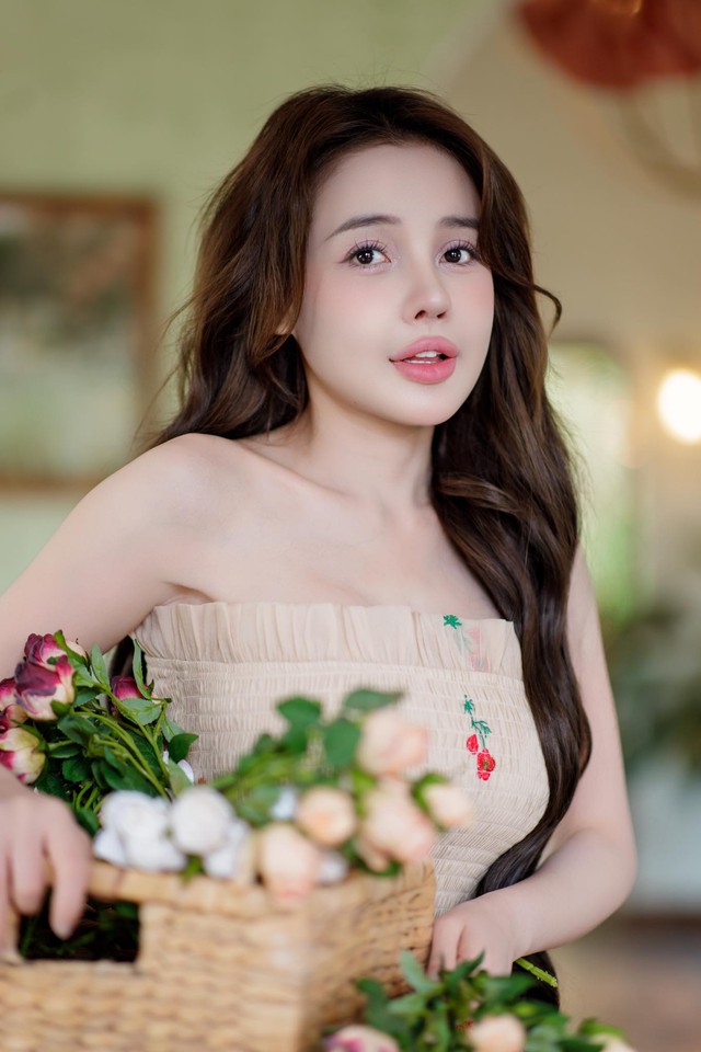 Cách Ngân 98 "rải tiền"- Ảnh 1.