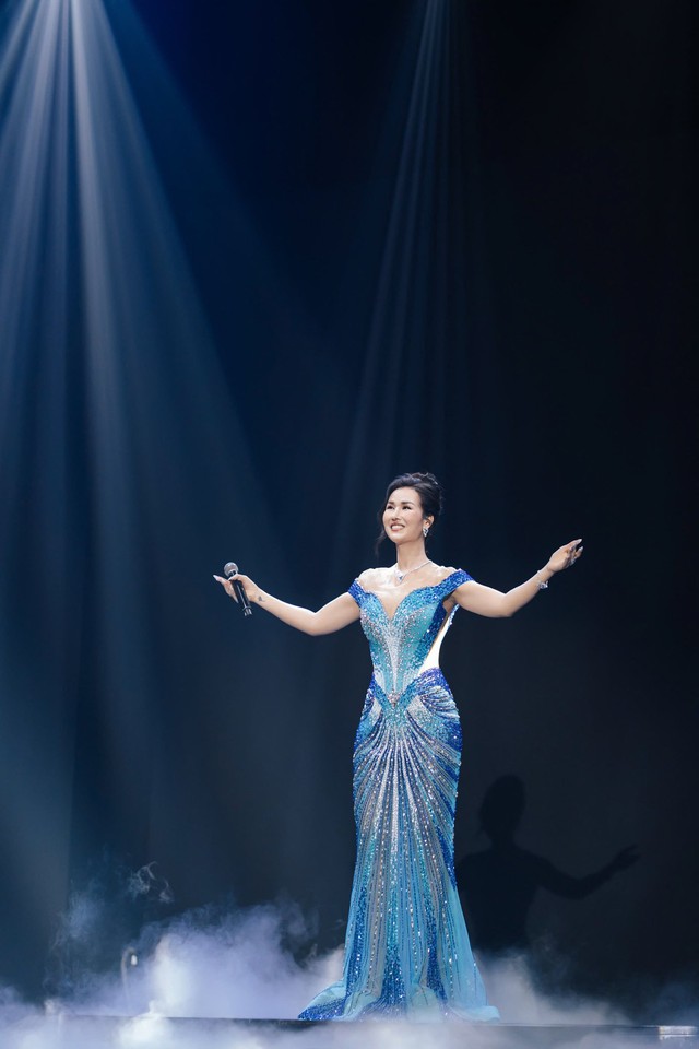 Mẹ 2 con chạy show liên tục, vào Nam ra Bắc thở không ra hơi- Ảnh 3. Mẹ 2 con chạy show liên tục, vào Nam ra Bắc thở không ra hơi- Ảnh 3.