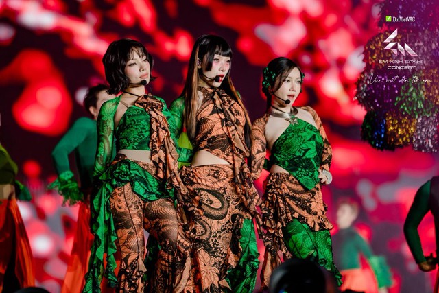 Concert “Em Xinh Say Hi” bùng nổ ở Mỹ Đình: 30 ca khúc, công nghệ sân khấu quốc tế và 1 nhân vật đặc biệt- Ảnh 5. Concert “Em Xinh Say Hi” bùng nổ ở Mỹ Đình: 30 ca khúc, công nghệ sân khấu quốc tế và 1 nhân vật đặc biệt- Ảnh 5.