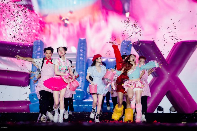 Concert “Em Xinh Say Hi” bùng nổ ở Mỹ Đình: 30 ca khúc, công nghệ sân khấu quốc tế và 1 nhân vật đặc biệt- Ảnh 6. Concert “Em Xinh Say Hi” bùng nổ ở Mỹ Đình: 30 ca khúc, công nghệ sân khấu quốc tế và 1 nhân vật đặc biệt- Ảnh 6.
