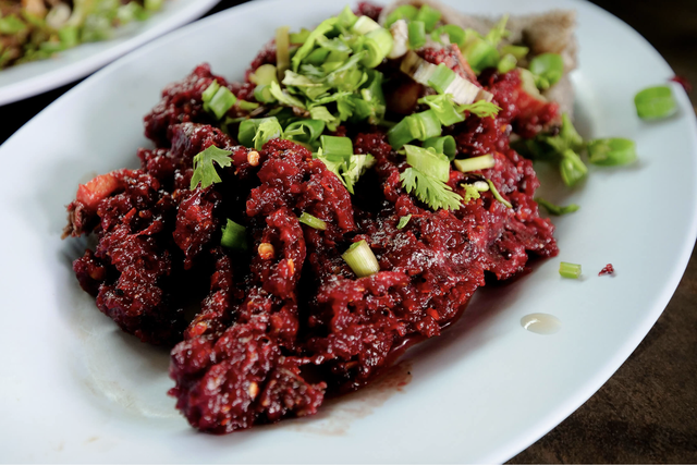 Du khách "lạnh sống lưng" khi chứng kiến 4 món ăn đáng sợ ở Thái Lan- Ảnh 1.