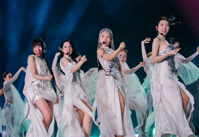 Concert “Em Xinh Say Hi” bùng nổ ở Mỹ Đình: 30 ca khúc, công nghệ sân khấu quốc tế và 1 nhân vật đặc biệt- Ảnh 9. Concert “Em Xinh Say Hi” bùng nổ ở Mỹ Đình: 30 ca khúc, công nghệ sân khấu quốc tế và 1 nhân vật đặc biệt- Ảnh 9.