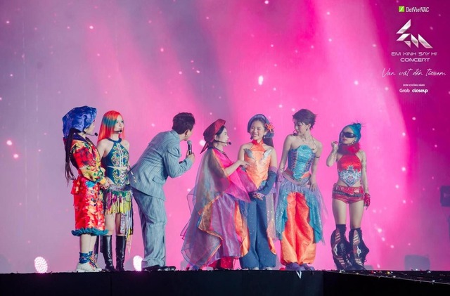 Concert “Em Xinh Say Hi” bùng nổ ở Mỹ Đình: 30 ca khúc, công nghệ sân khấu quốc tế và 1 nhân vật đặc biệt- Ảnh 8. Concert “Em Xinh Say Hi” bùng nổ ở Mỹ Đình: 30 ca khúc, công nghệ sân khấu quốc tế và 1 nhân vật đặc biệt- Ảnh 8.