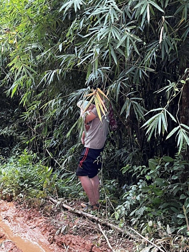Hành trình cứu sống em bé 5 tháng tuổi: Từng phút nghẹt thở giữa rừng sâu của những “thiên thần áo trắng” và người dân- Ảnh 2.