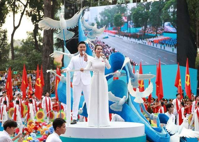 Mẹ 2 con chạy show liên tục, vào Nam ra Bắc thở không ra hơi- Ảnh 4. Mẹ 2 con chạy show liên tục, vào Nam ra Bắc thở không ra hơi- Ảnh 4.