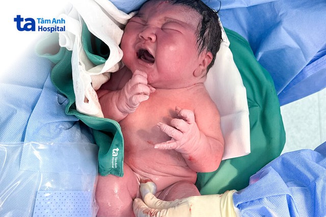 Bé trai chào đời nặng 5kg nhờ hưởng gene trội từ bố mẹ: Em bé "phá kỷ lục cân nặng của cả dòng họ"- Ảnh 1.