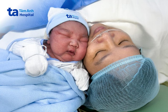 Bé trai chào đời nặng 5kg nhờ hưởng gene trội từ bố mẹ: Em bé "phá kỷ lục cân nặng của cả dòng họ"- Ảnh 2.