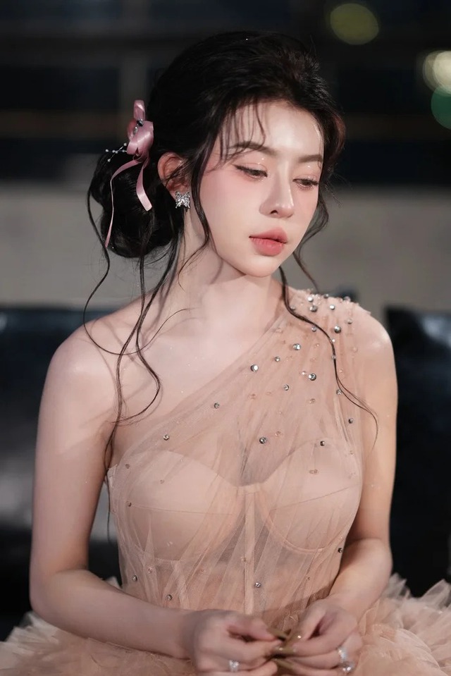 Nữ ca sĩ Vbiz chuyên cover nhạc miền Tây hot nhất MXH, ly hôn chồng rapper dù đã có con chung- Ảnh 7. Nữ ca sĩ Vbiz chuyên cover nhạc miền Tây hot nhất MXH, ly hôn chồng rapper dù đã có con chung- Ảnh 7.