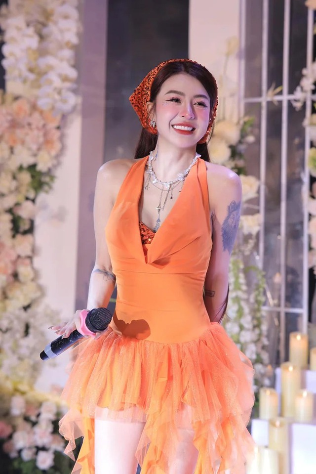 Nữ ca sĩ Vbiz chuyên cover nhạc miền Tây hot nhất MXH, ly hôn chồng rapper dù đã có con chung- Ảnh 6. Nữ ca sĩ Vbiz chuyên cover nhạc miền Tây hot nhất MXH, ly hôn chồng rapper dù đã có con chung- Ảnh 6.