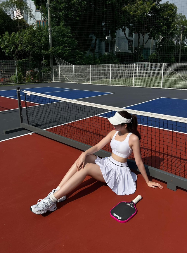 Trước khi cưới, Hoa hậu Đỗ Hà từng bị "team qua đường" tóm dính đi chơi pickleball với bạn trai thiếu gia- Ảnh 4.