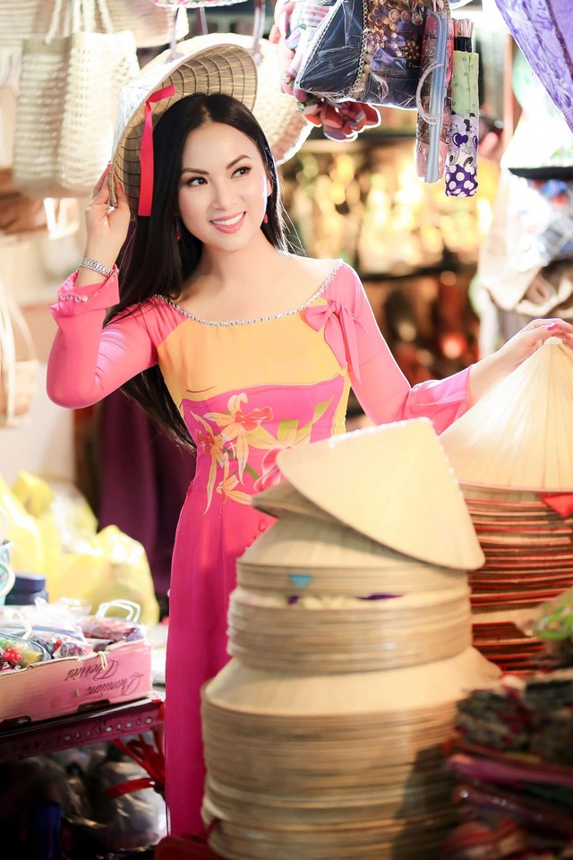 Ca sĩ Việt lấy chồng tỷ phú Mỹ: Được tặng cả một nhà hát, biệt thự rộng tới mức phải di chuyển bằng ô tô- Ảnh 4.