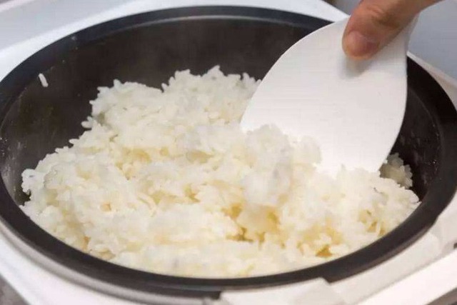 Nấu cơm chỉ cho nước thì quá xoàng: Thêm 2 thứ này, cơm dẻo thơm ngon gấp 10- Ảnh 4.