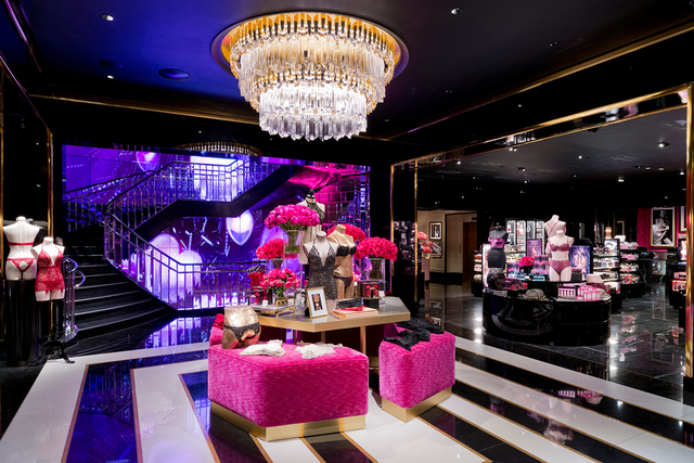 Victoria's Secret vung tiền làm show dù kinh doanh lỗ, cổ phiếu bốc hơi hơn 50%- Ảnh 2. Victoria's Secret vung tiền làm show dù kinh doanh lỗ, cổ phiếu bốc hơi hơn 50%- Ảnh 2.
