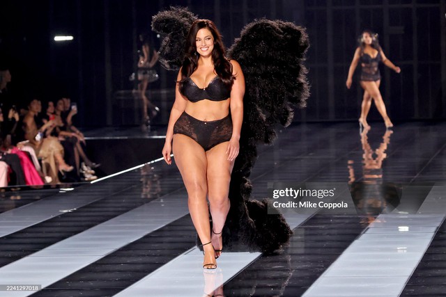 45 phút Victoria's Secret Fashion Show 2025: Chỉ chờ một điểm sáng bằng nửa Lisa khi ấy...- Ảnh 28. 45 phút Victoria's Secret Fashion Show 2025: Chỉ chờ một điểm sáng bằng nửa Lisa khi ấy...- Ảnh 28.