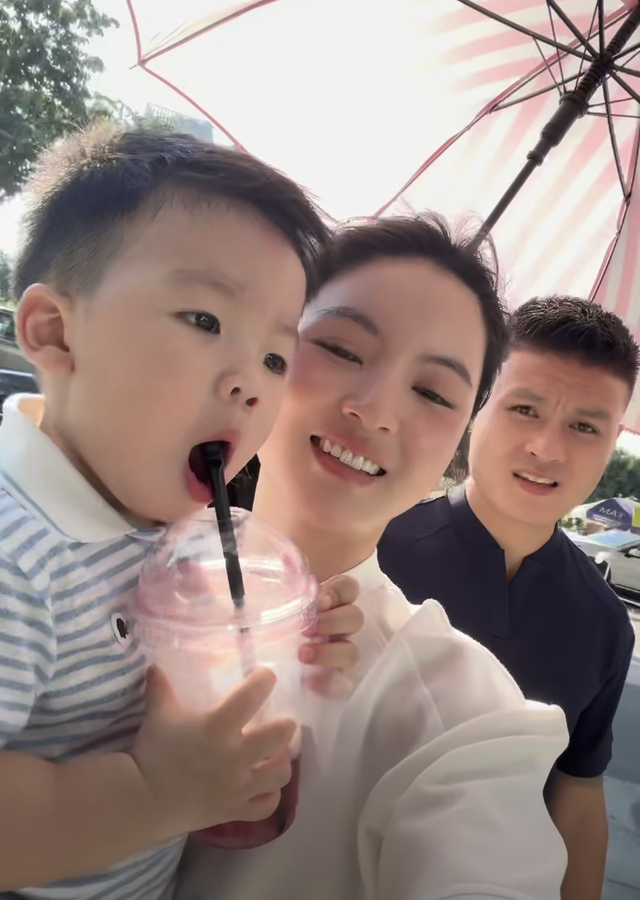 Vợ chồng Quang Hải - Chu Thanh Huyền dạo này- Ảnh 1.