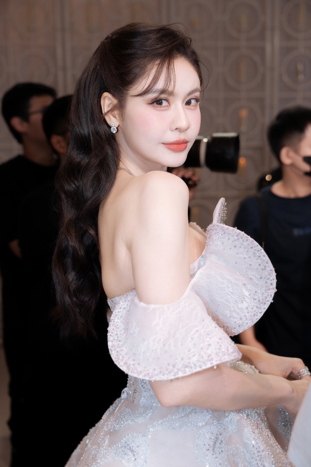 Hồ Ngọc Hà, Thiều Bảo Trâm và dàn sao Việt bị 1 mỹ nhân 41 tuổi "đánh bại"- Ảnh 6. Hồ Ngọc Hà, Thiều Bảo Trâm và dàn sao Việt bị 1 mỹ nhân 41 tuổi "đánh bại"- Ảnh 6.
