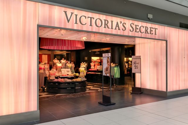 Victoria's Secret vung tiền làm show dù kinh doanh lỗ, cổ phiếu bốc hơi hơn 50%- Ảnh 1. Victoria's Secret vung tiền làm show dù kinh doanh lỗ, cổ phiếu bốc hơi hơn 50%- Ảnh 1.