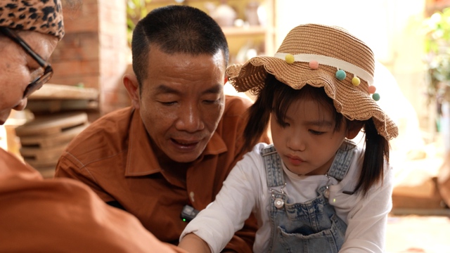 Bé Dọc Mùng - con gái nhạc sĩ Nguyễn Vĩnh Tiến mới 8 tuổi đã thể hiện rất nhiều tài năng - Ảnh 1.