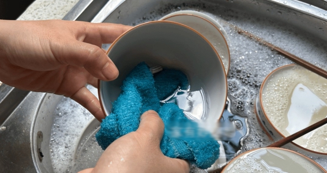 1 người rửa bát cả nhà mắc bệnh: 5 lỗi sai to đùng cần sửa ngay- Ảnh 2.