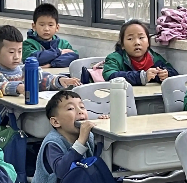Đang giảng bài, cô giáo sững người khi thấy hành động lạ của học trò: Không thể nhịn cười!- Ảnh 1. Đang giảng bài, cô giáo sững người khi thấy hành động lạ của học trò: Không thể nhịn cười!- Ảnh 1.