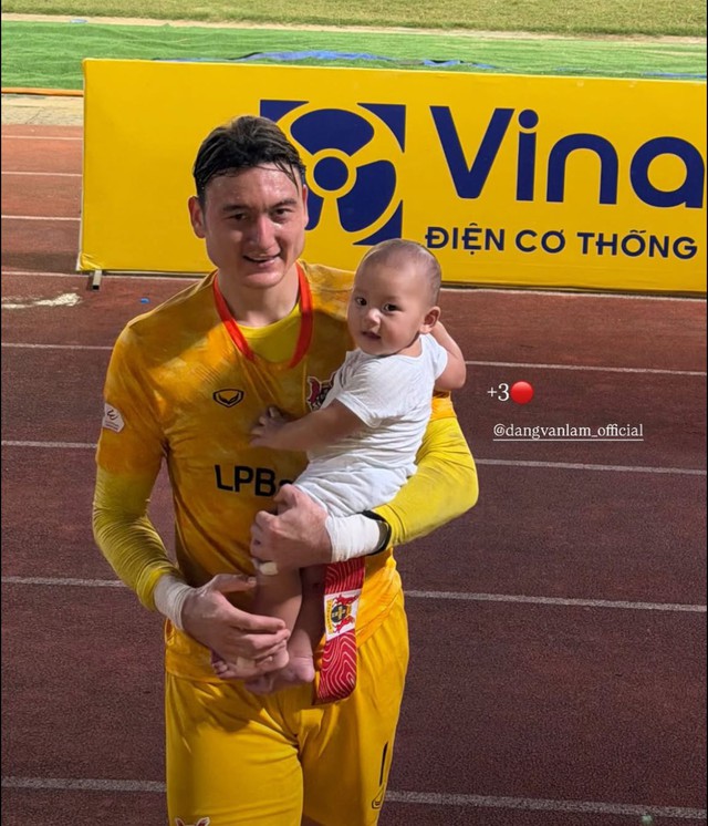 Yến Xuân xinh hết nấc cùng con trai cổ vũ Văn Lâm trong ngày Hà Nội FC thua sốc Ninh Bình- Ảnh 1.