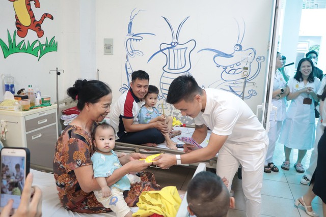Dàn cầu thủ Việt chăm làm từ thiện nhất: Quang Hải, Tiến Linh, Văn Toàn được gọi tên- Ảnh 1.