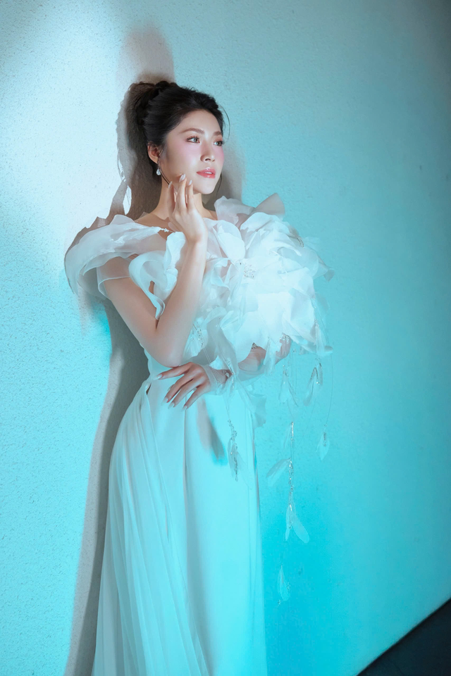 Nguyễn Thanh Thảo ghi điểm nhờ visual trong veo, thần thái tự tin trong show “Lụa Là Trà Hoa”- Ảnh 3.
