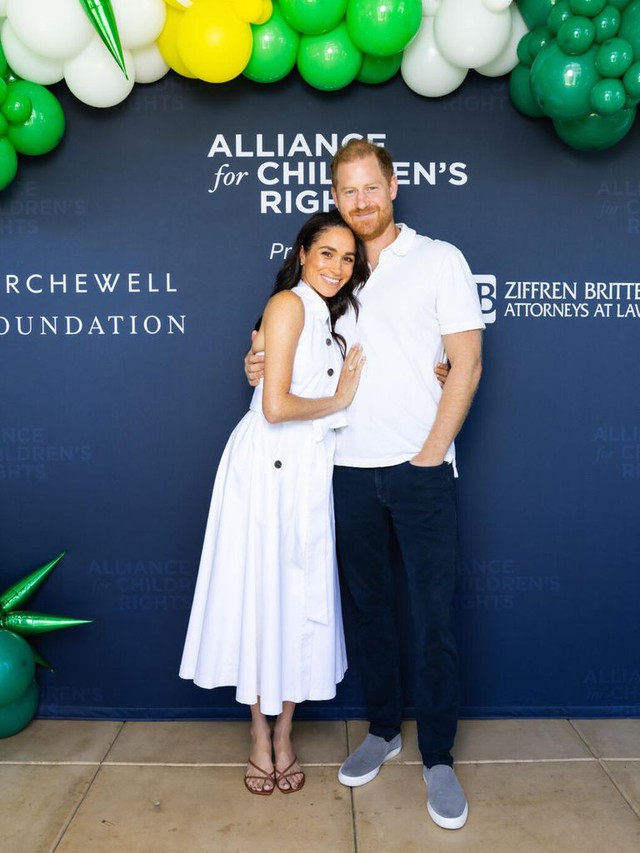 Meghan Markle diện đầm trắng 100 triệu, tay xách túi hiệu Loro Piana dự sự kiện- Ảnh 2.