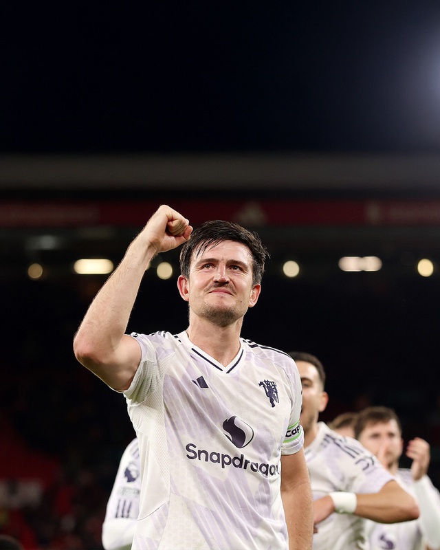 Cảnh tượng khó quên trong phòng thay đồ của MU, Harry Maguire được chào đón như người hùng- Ảnh 3.