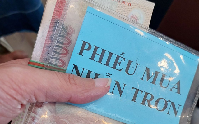 Bức ảnh xếp hàng 3 tiếng mua vàng cho con dâu tương lai- Ảnh 1.