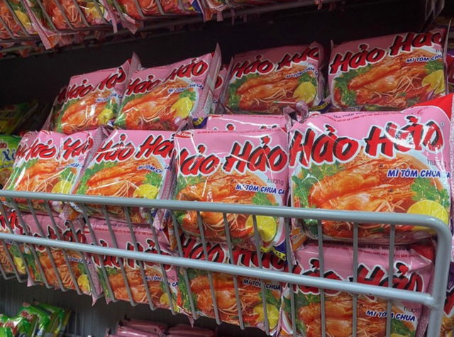 Bóc thử mì Hảo Hảo mua ở miền Nam và miền Bắc: Phát hiện sự khác nhau bất ngờ, liệu có đúng như "tin đồn"?- Ảnh 1.