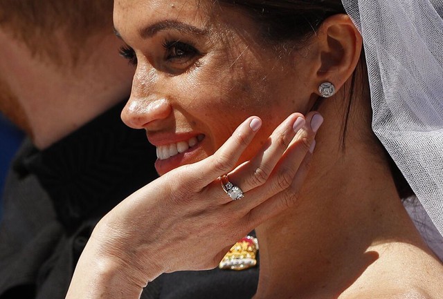 Meghan Markle từng mặc gần 90 tỷ đồng trên người- Ảnh 4.