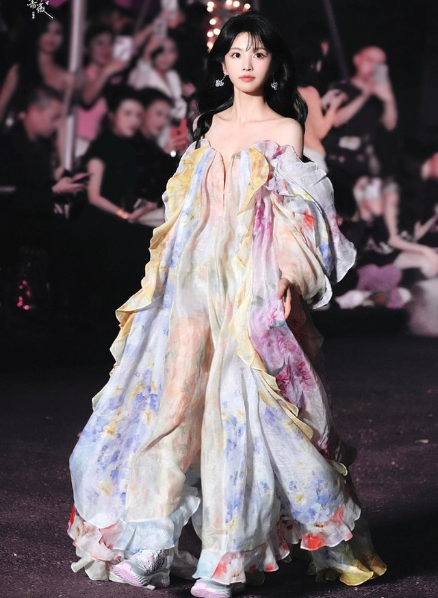 Vogue cho dàn sao khủng makeup trong chuồng ngựa, fan Trung lo sợ bốc mùi- Ảnh 4. Vogue cho dàn sao khủng makeup trong chuồng ngựa, fan Trung lo sợ bốc mùi- Ảnh 4.