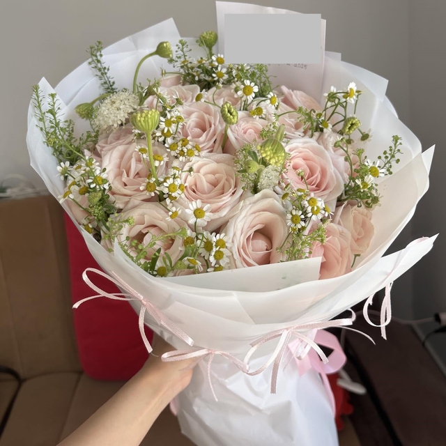 Bó hoa 1,5 triệu thiếu 7 bông bỗng trở thành bài kiểm tra EQ căng nhất hiện tại- Ảnh 1. Bó hoa 1,5 triệu thiếu 7 bông bỗng trở thành bài kiểm tra EQ căng nhất hiện tại- Ảnh 1.