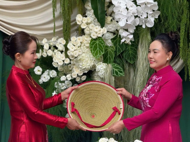 Mẹ chồng tập đoàn Sơn Hải mang đến 1 món đồ khiến con dâu Đỗ Hà "sĩ" hết đời!- Ảnh 1.