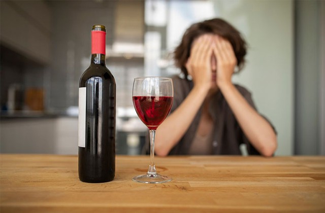 Phụ nữ muốn tránh mãn kinh sớm, ngừa lão hóa thì nên tránh đồ uống này trong kỳ kinh nguyệt, 3 thức uống nên dùng- Ảnh 2. Phụ nữ muốn tránh mãn kinh sớm, ngừa lão hóa thì nên tránh đồ uống này trong kỳ kinh nguyệt, 3 thức uống nên dùng- Ảnh 2.