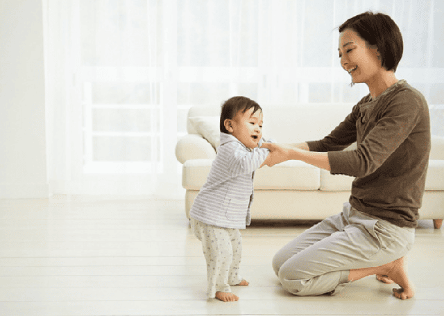 Bé tập đi thường xuyên bị ngã, khi nào thì cha mẹ cần lo lắng?- Ảnh 4.