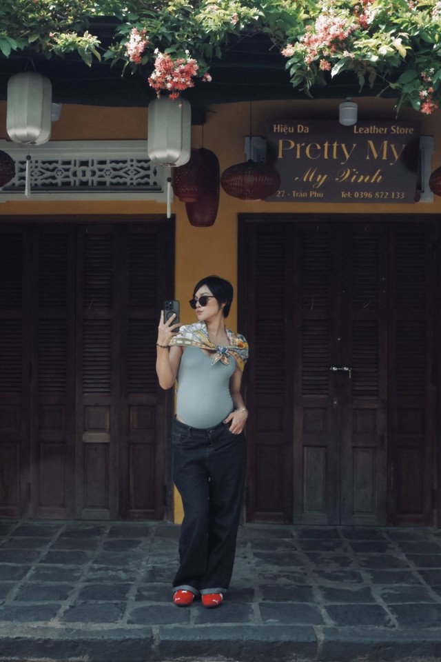 "Mẹ bầu hot Vbiz" nhập viện gấp, chồng luôn miệng nói xin lỗi- Ảnh 7. "Mẹ bầu hot Vbiz" nhập viện gấp, chồng luôn miệng nói xin lỗi- Ảnh 7.