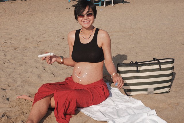 "Mẹ bầu hot Vbiz" nhập viện gấp, chồng luôn miệng nói xin lỗi- Ảnh 5. "Mẹ bầu hot Vbiz" nhập viện gấp, chồng luôn miệng nói xin lỗi- Ảnh 5.