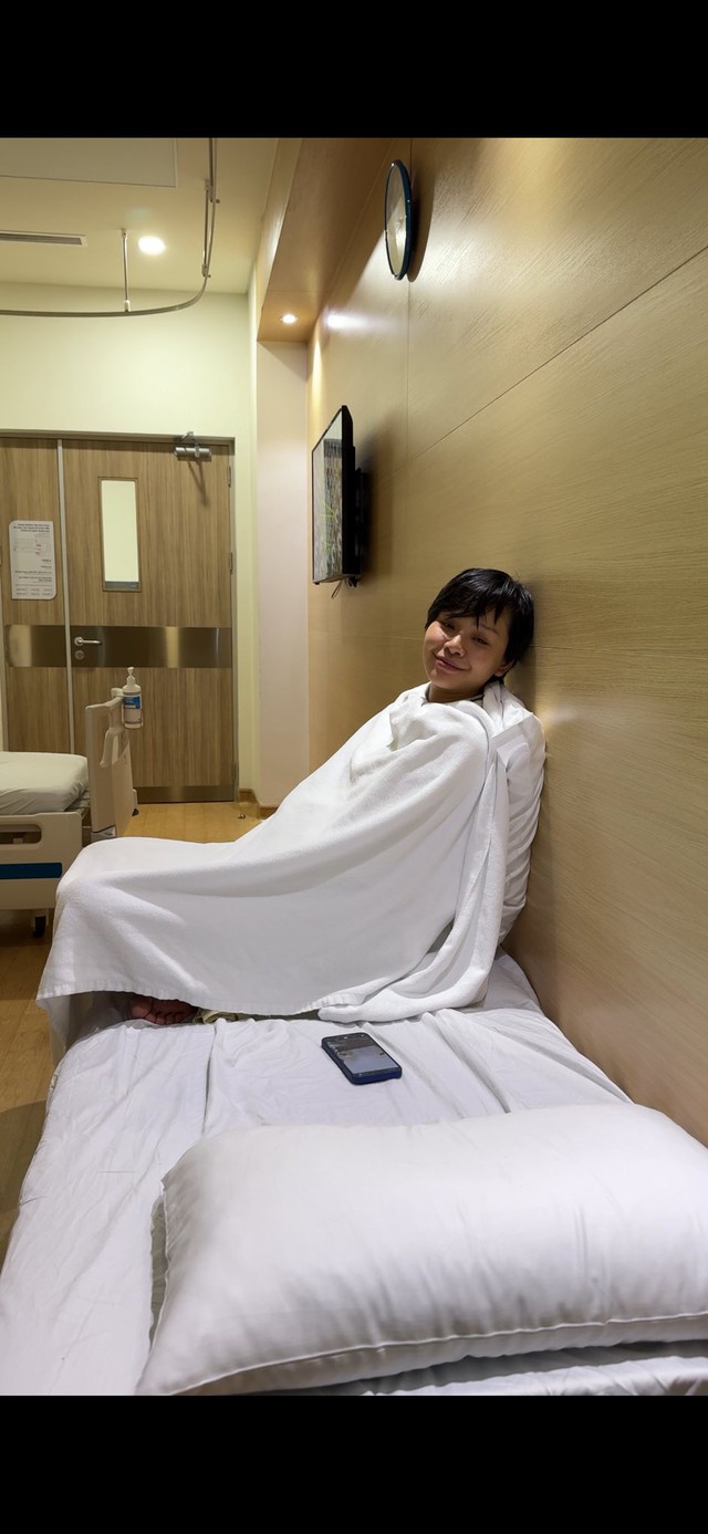 "Mẹ bầu hot Vbiz" nhập viện gấp, chồng luôn miệng nói xin lỗi- Ảnh 1. "Mẹ bầu hot Vbiz" nhập viện gấp, chồng luôn miệng nói xin lỗi- Ảnh 1.