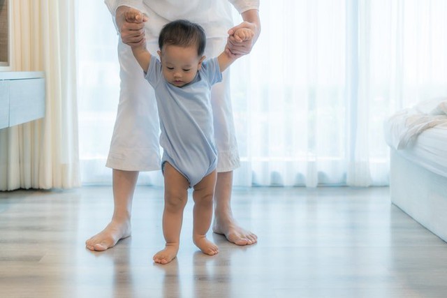 Bé tập đi thường xuyên bị ngã, khi nào thì cha mẹ cần lo lắng?- Ảnh 3.