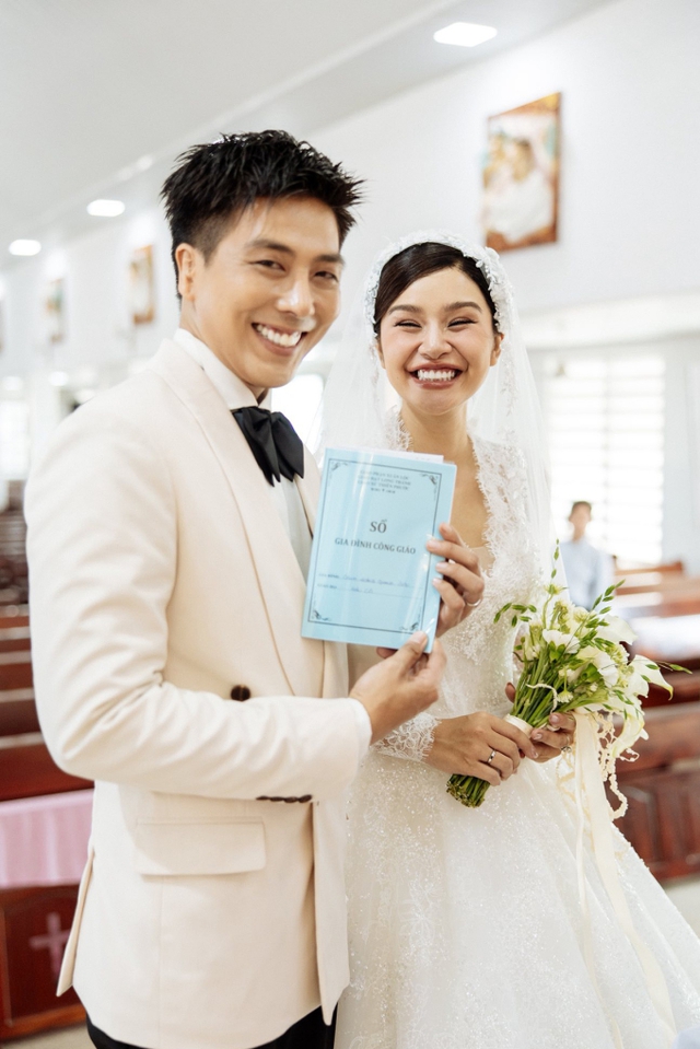 "Mẹ bầu hot Vbiz" nhập viện gấp, chồng luôn miệng nói xin lỗi- Ảnh 8. "Mẹ bầu hot Vbiz" nhập viện gấp, chồng luôn miệng nói xin lỗi- Ảnh 8.