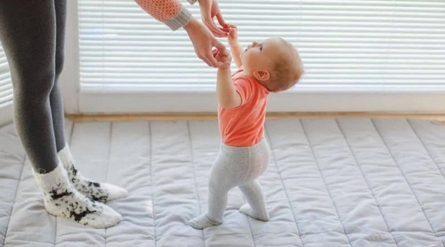 Bé tập đi thường xuyên bị ngã, khi nào thì cha mẹ cần lo lắng?- Ảnh 5.